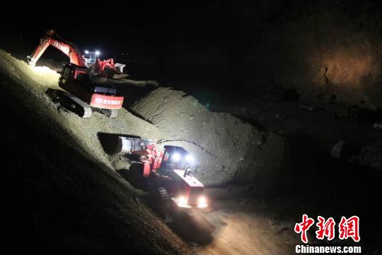 图为武警官兵连夜紧急清除塌方体。 石开群 摄