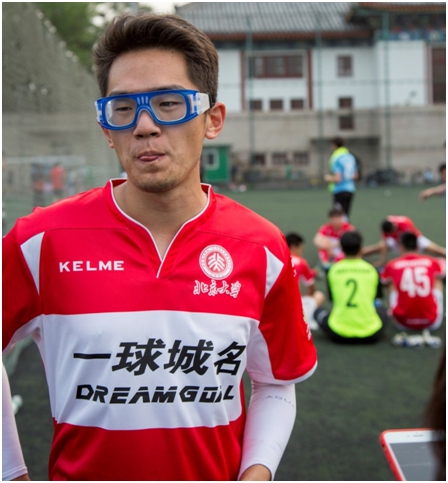 高分学子享受校园足球赛事,这里堪称学霸集中