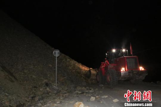 图为大型机械在夜间清理塌方体、拓宽塌方路段。 石开群 摄