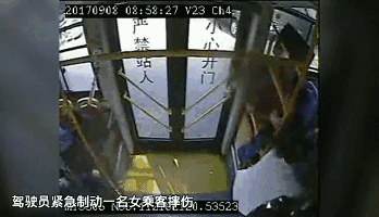 你还是个老爷们吧?公交车上打媳妇,打完媳妇打司机,还