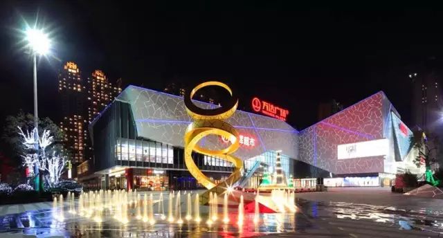 坐落万达广场黄金地带 简约,时尚,高雅的装修 香气四溢的现烤面包