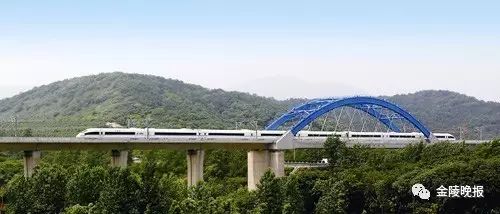 中国高铁太快了!外国游客南京没下去车,转眼已