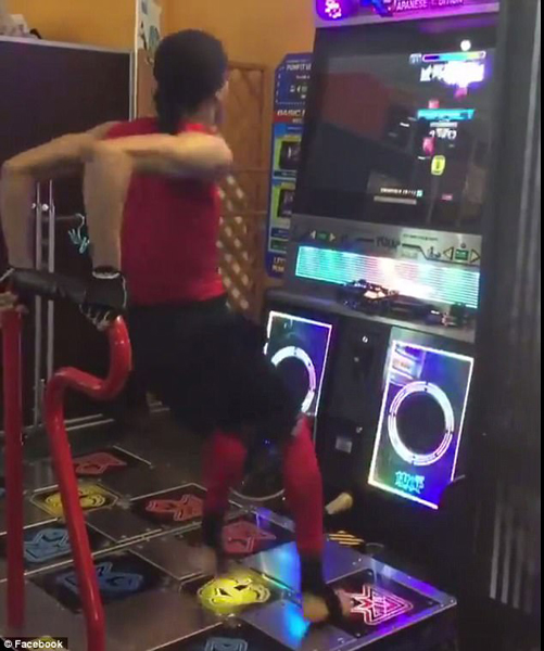 跳舞机达人疯狂舞蹈惊呆众人 视频播放350万次