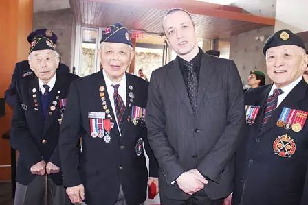 加拿大为华裔立碑 提醒世人勿忘华裔士兵为二