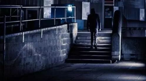 凌晨4点,19岁女孩被发现下身赤裸殒命612路终