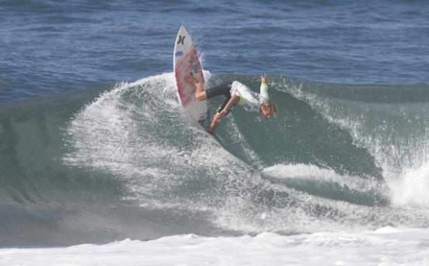 誓言挑战飓风:冲浪运动员却死在惊涛骇浪之中