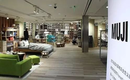 无印良品试衣间出事儿了!女顾客正换内衣,男员