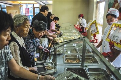 9月5日，燕郊一家养老院，80岁的张国英老人（左三）每天午饭时，会多打一些菜带回住处，当做晚饭。她说，入住养老院后不用再买菜做饭了，给老人们省了大事。