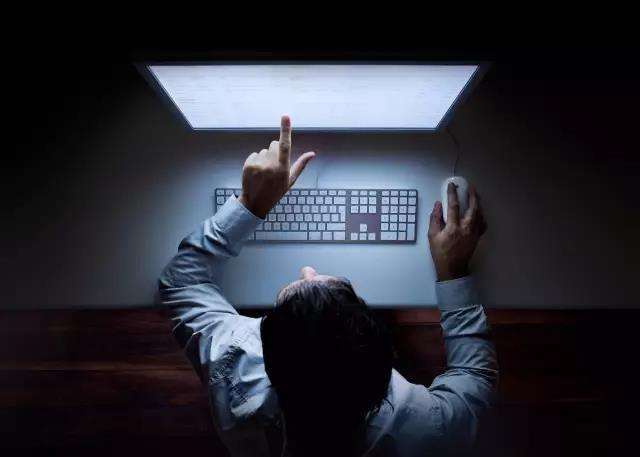 男子自愿加班后猝死 家属索赔50万,法院如何判