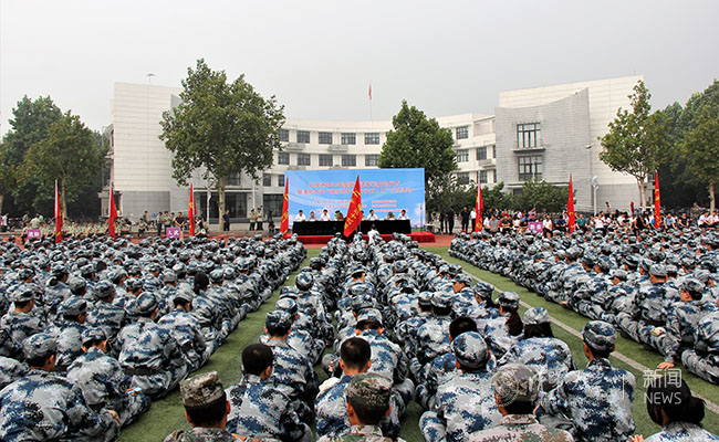 清华大学举行消防进军训,平安育人才示范展示