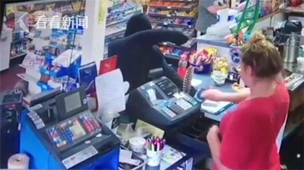 视频|男子淡定用手指假装手枪 成功抢走数千美