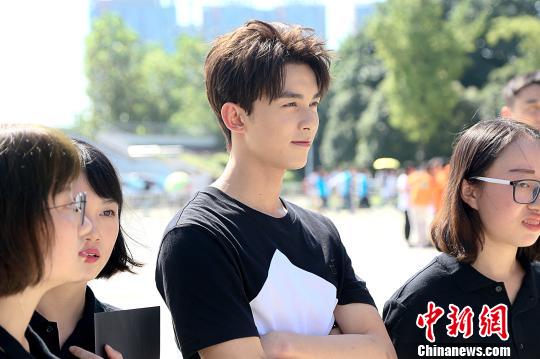 吴磊空降成都 与大学生组队开黑四六级