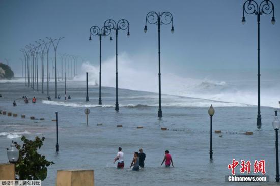 资料图：当地时间9月10日，飓风“艾尔玛”导致古巴哈瓦那滨海地区滨淹没。