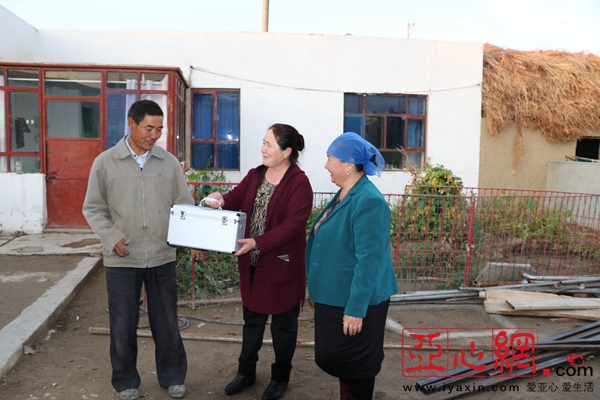 吉木乃县国税局驻村工作队发放小药箱,送上大