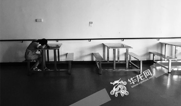 重庆师范大学儿童智能发展中心内,一个小孩在沉睡。见习记者 陈旭 摄