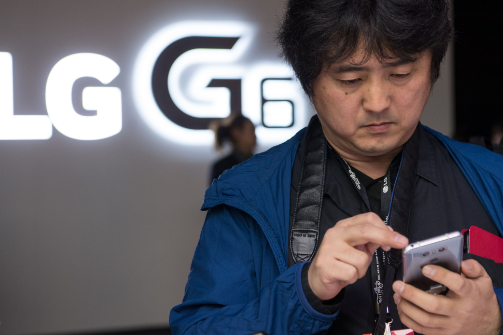2017年2月26日,在世界移动通信大会即将召开时,参观者体验LG G6手机。 资料图