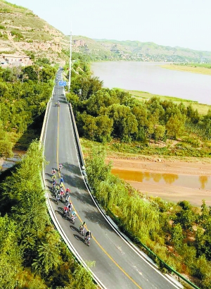 "沿黄公路"自行车联赛榆林发车_榆林旅游