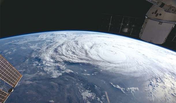 从哈维到艾尔玛:超级风暴眼里的全球暖化|哈