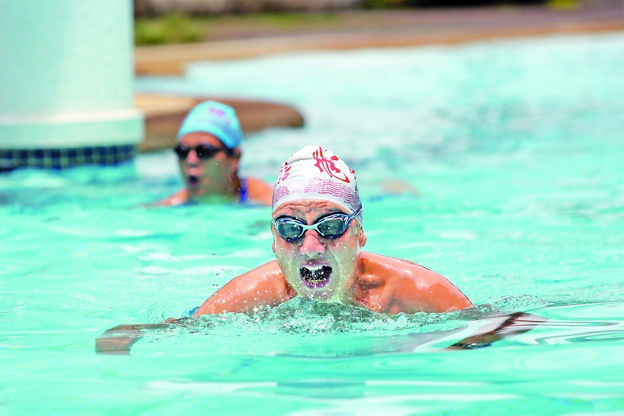 退休重拾童年乐趣!深圳六旬老汉蛙泳横渡长江
