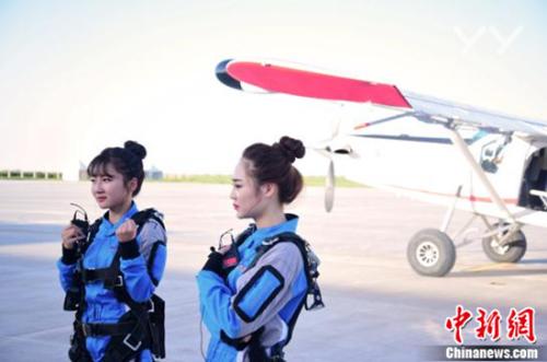 UMP!女主播》最强美女高空跳伞直播节目YY上