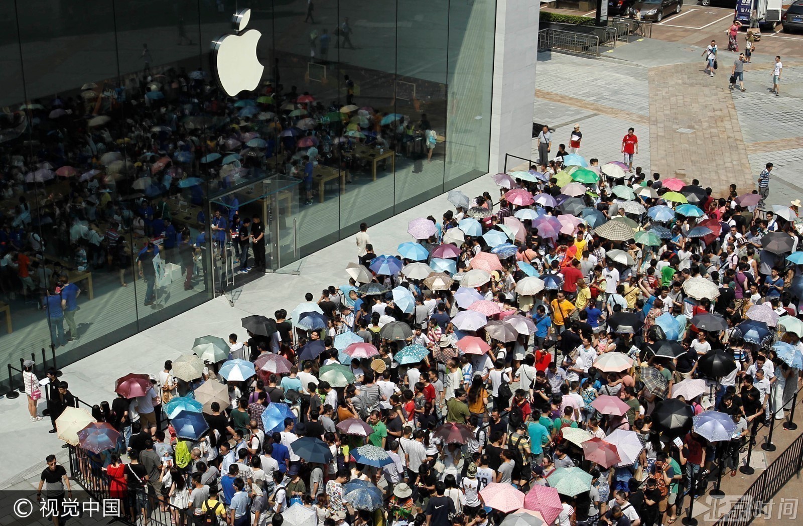 iPhone 8即将面市 扎帐篷打地铺哪个国家果粉