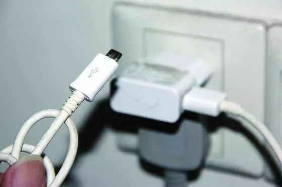手机充电器一直不拔,后果有多严重?赶紧看!|火