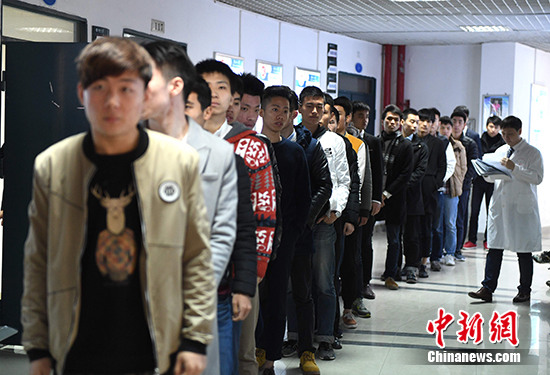 资料图：厦航高校招收公费飞行员。中新社记者 王东明 摄