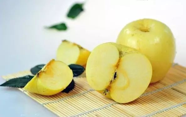 这是医生最“恨”的水果!每天吃两个,50岁像20岁!|苹果|红苹果|功效_新浪新闻