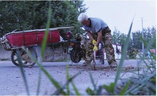 新疆巩留县退休教师义务修补道路11年|新疆|刘