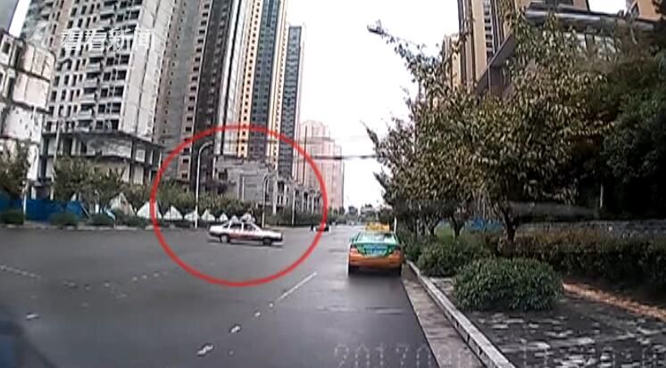 视频|公车私用!两运政人员上班时间拿公车练习