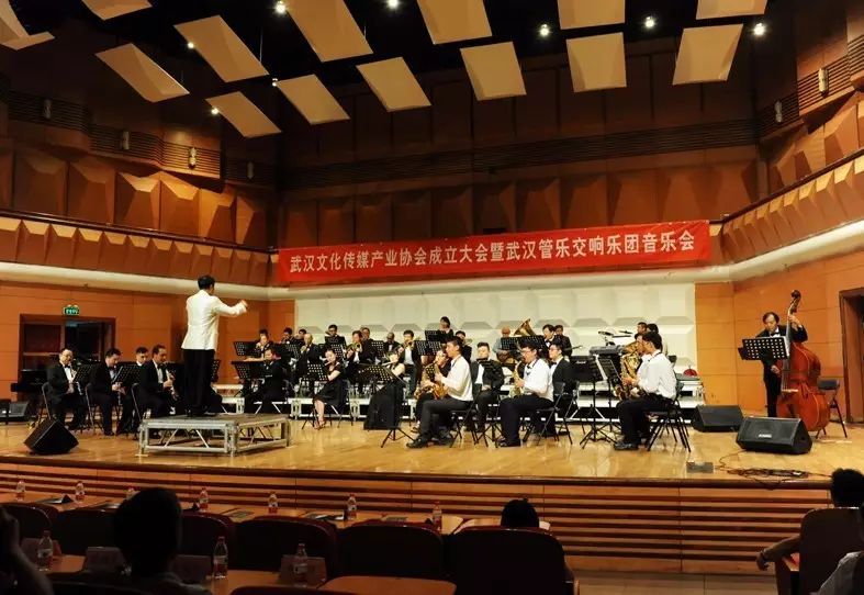 福利|他带着乐团走向国际,还要亲手教你演奏单