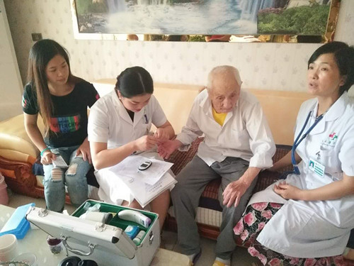 携手关爱高龄老人 贴心体检服务到家|医务人员