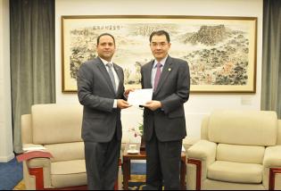 外交部礼宾司副司长吴江浩分别接受巴拿马、比