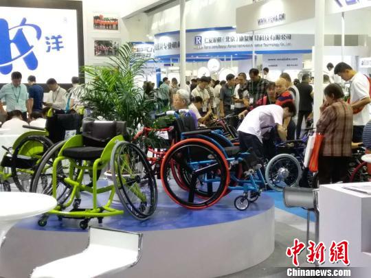 9月13日,由中国残疾人联合会主办,广州市保利锦汉展览有限公司协办的“2017中国国际福祉博览会暨中国国际康复博览会”在北京国家会议中心开幕。共有来自中国、美国、德国等22个国家和地区的300余家展商参展。 张希敏 摄