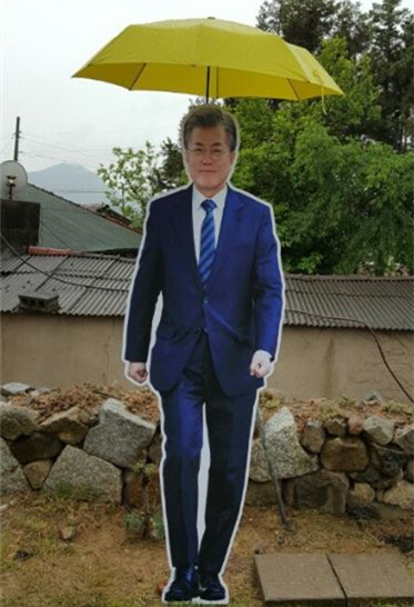 1505291499988246.jpg 目前文在寅故居的告示牌和横幅均被撤掉