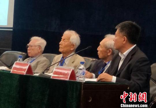 演讲嘉宾中大多数人都是日本侵华战争期间的历史亲历者,年纪最大者已93岁。 肖寓隆 摄