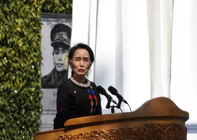 2月12日,在缅甸掸邦彬龙镇,缅甸国务资政昂山素季在活动上致辞,呼吁缅甸所有民族武装加入和平进程 。新华社/美联