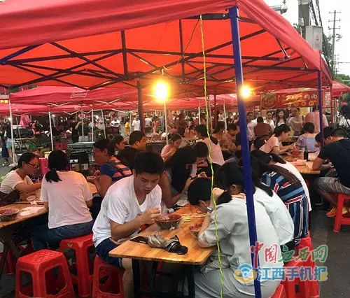 【关注】10月1日起,在南昌这样摆路边摊合法了