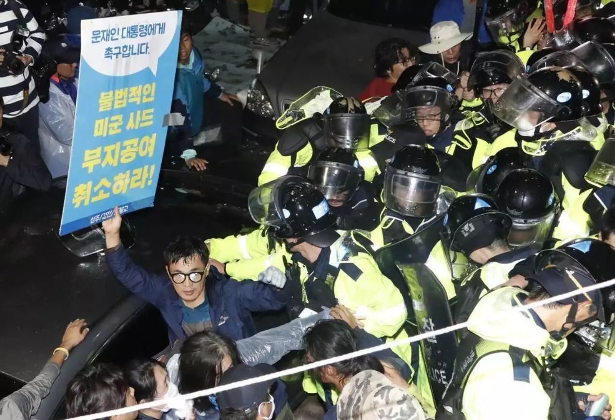▲9月7日凌晨,韩国星州郡,韩国部署剩下的4辆“萨德”发射车,反“萨德”民众封路阻抗,与警方发生激烈冲突。