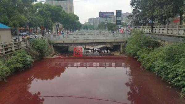 据相关部门工作人员介绍，红色污水来源于上游的一个杀猪场排放出来的污水，由于来水量太大，导致污水涌喷到河面。