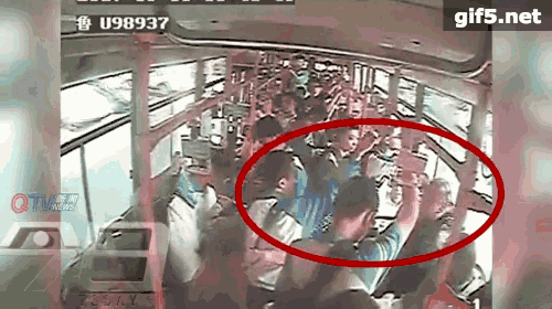 打人就不对!青岛公交上殴打让座学生男子被行