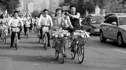 小伙骑共享单车娶新娘用车30辆 花费不到50元