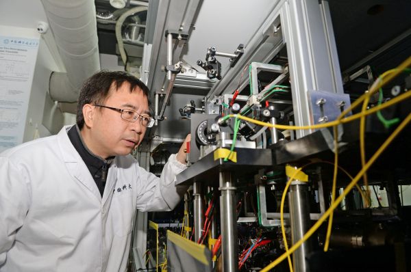 资料图片:4月20日,在中国科大量子存储实验室内,潘建伟院士在了解科研情况。
