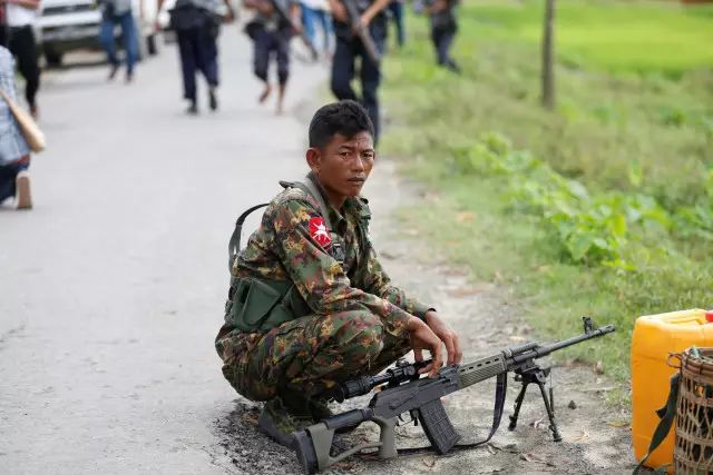 8月30日，在缅甸若开邦孟都地区，士兵在被烧毁的房屋外警戒。新华社/路透