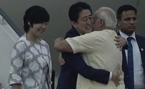 1505304510472950.jpg 莫迪热情欢迎安倍(图源:《印度时报》)