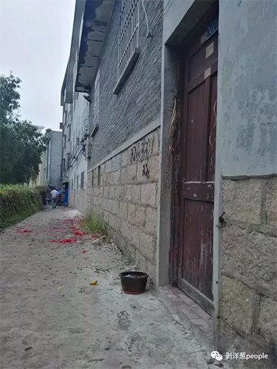 经过简单而仓促的仪式过后,缪家关上大门,不愿再见客。