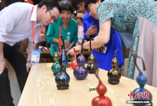 9月12日,福州的脱胎漆器吸引华文媒体代表眼球。当日,出席第九届世界华文传媒论坛的嘉宾参访福州三坊七巷。<a target='_blank' href='http://www.chinanews.com/'>中新社</a>记者 吕明 摄