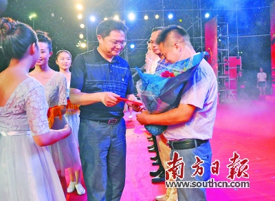 精彩歌舞献给您! 连州表彰190名园丁!