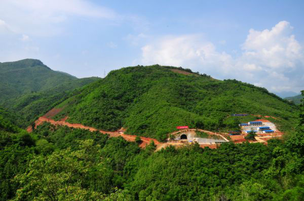 这是5月21日在老挝北部琅勃拉邦省拍摄的建设中的中老铁路隧道。（新华社）