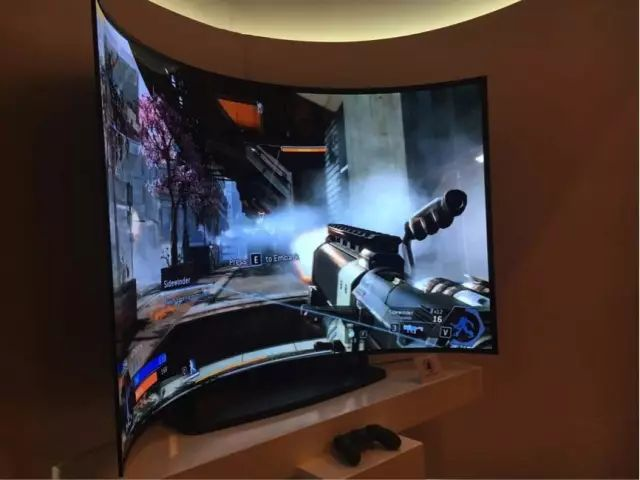 这款拥有超大曲率的电视充分发挥了oled可弯曲的特性,玩游戏看电影